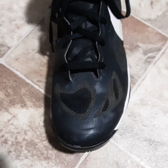 NIKE HYPERFUSE MEN\'S SIZE 12.5 Black and White Sneakers